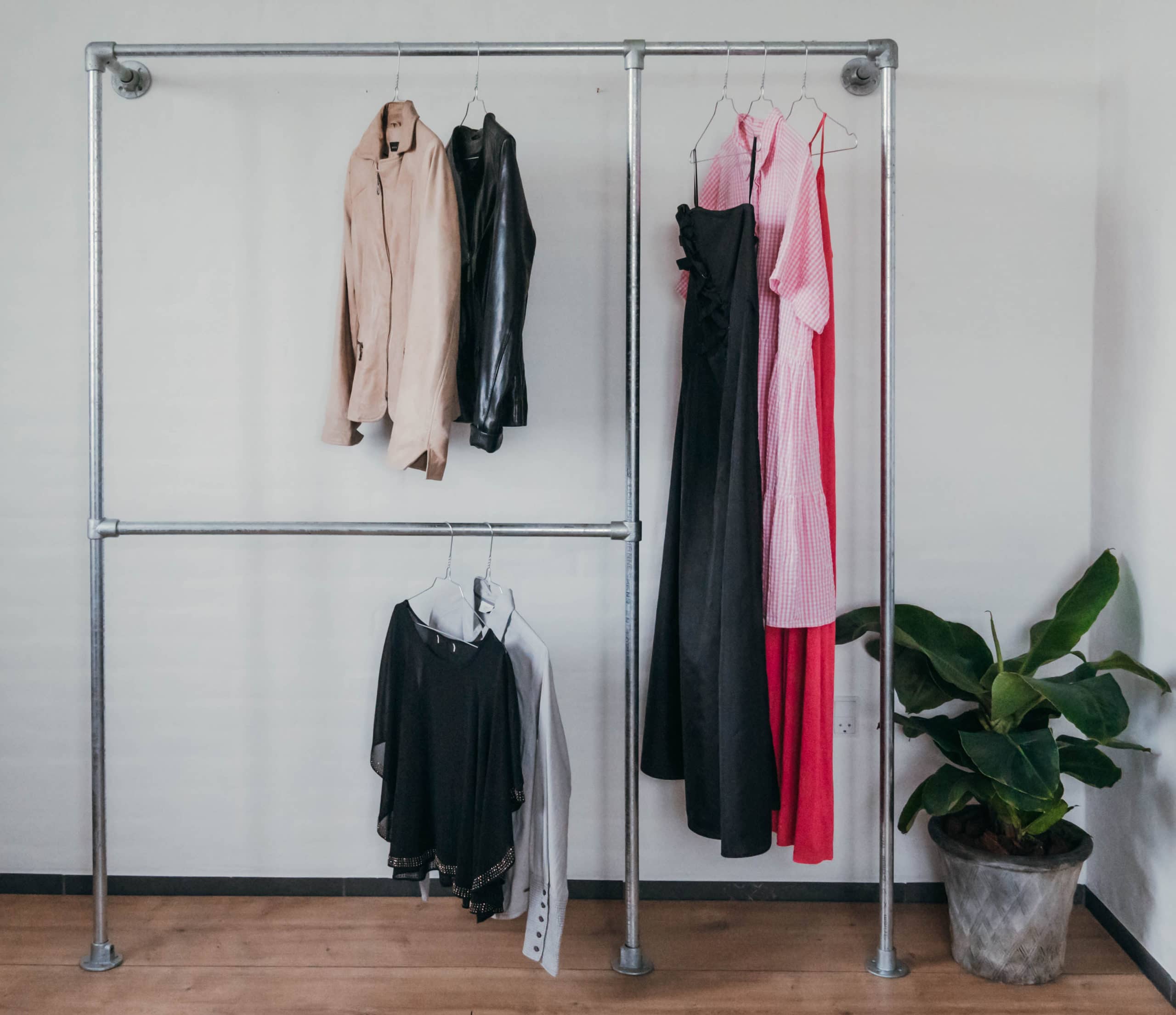 Orlando klädställning i industriell design med två klädstänger i galvaniserade rör. Perfekt för att organisera kläder och skapa extra förvaringsutrymme i hem eller butik.