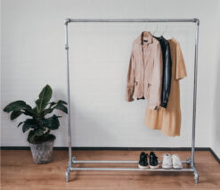 Paris klädställning i galvaniserade rör med klädstång och praktisk skoförvaring längst ner. Stilren och funktionell klädförvaring i industriell design för hem och butik.