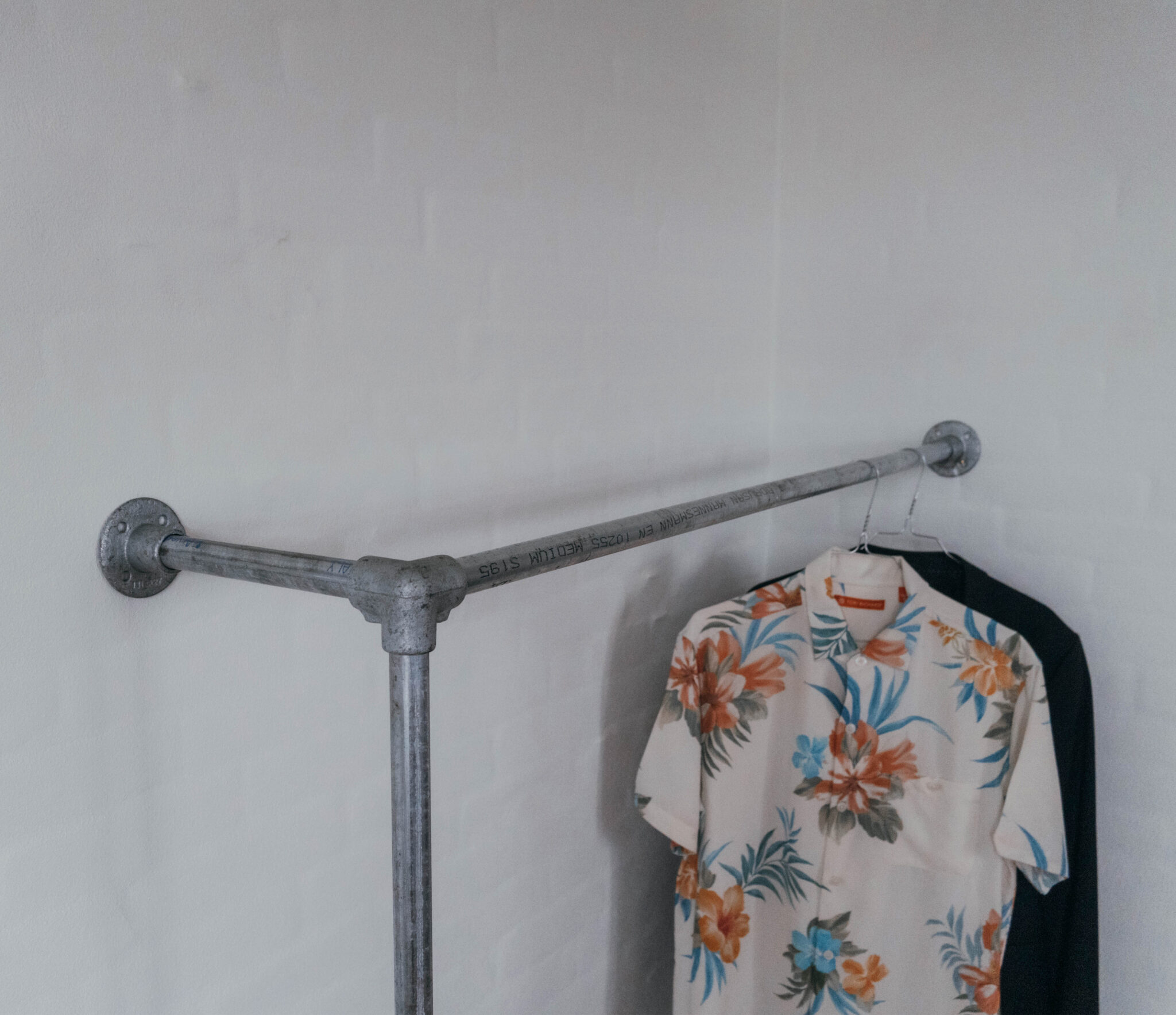 San Diego klädställning i galvaniserade rör med väggfäste och öppen design. Praktisk lösning för upphängning av kläder i hemmet, butiken eller showroomet.