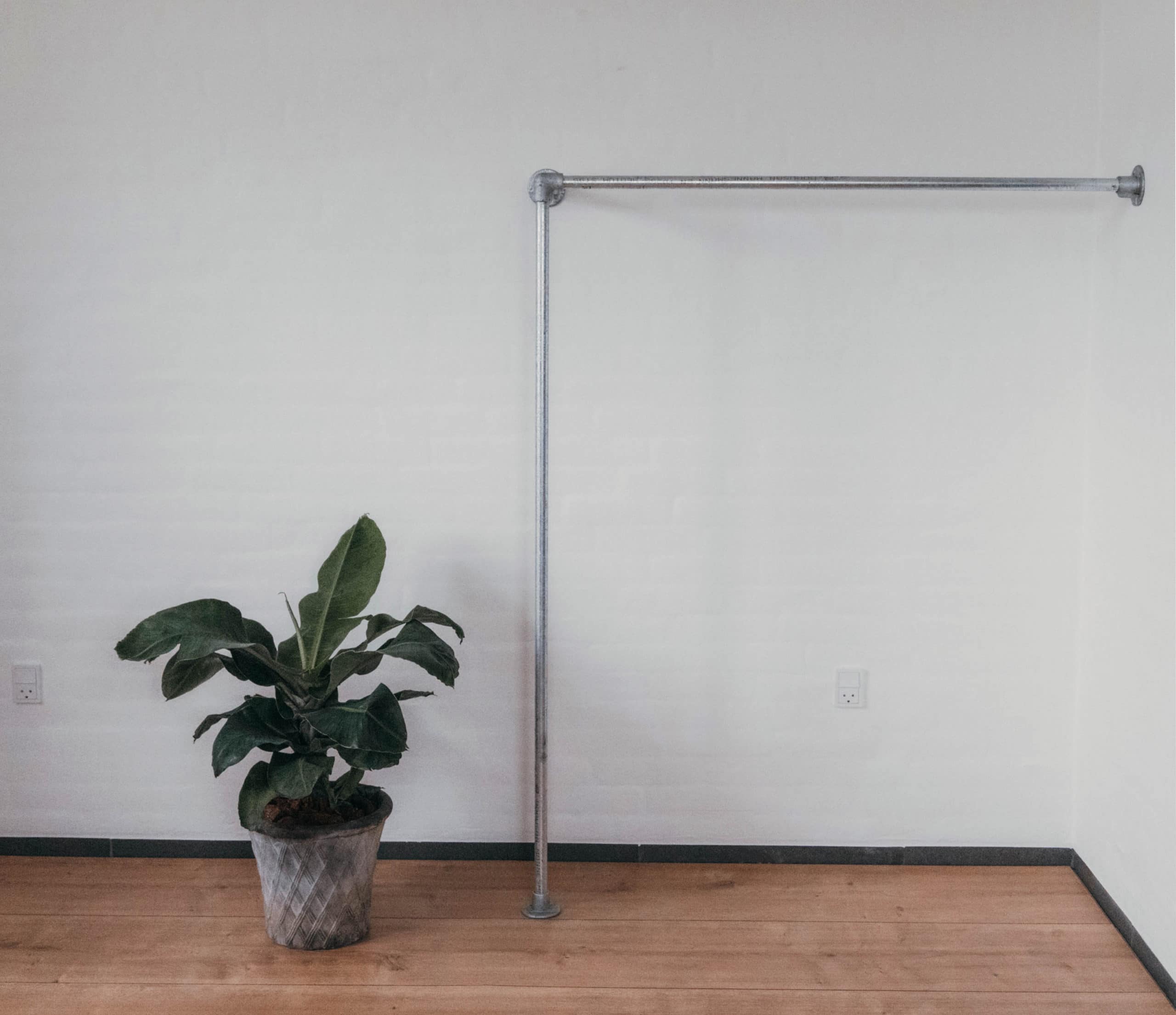 San Diego klädställning med väggmonterad klädstång i galvaniserade rör. Stilren och platsbesparande lösning för klädförvaring i sovrum, butik eller walk-in closet.