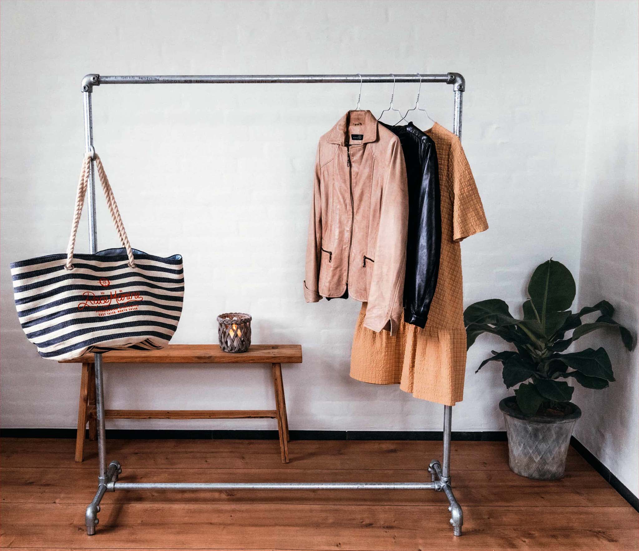 Milano klädställning i galvaniserade rör med plats för kläder, jackor och väskor. Fristående klädförvaring i industriell design för hem, butik och showroom.