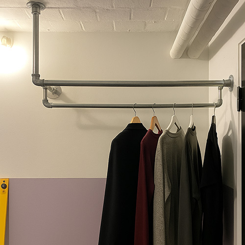 Klädställning för förvaring av kläder i källaren